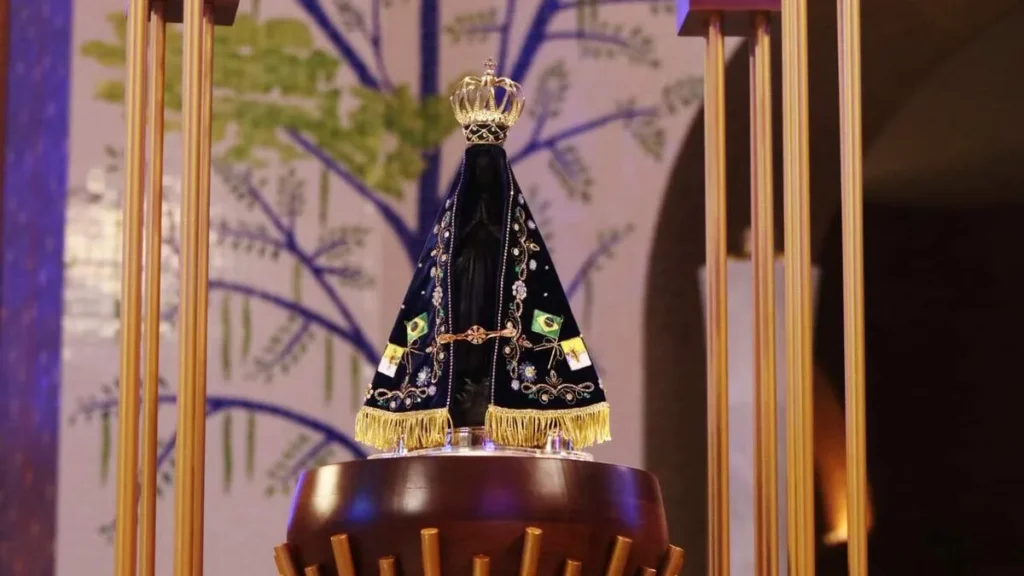 Imagem Nossa Senhora Aparecida no Altar Central 2 do artigo 1º dia da Novena da Tarde: O Filho de Deus se fez humano