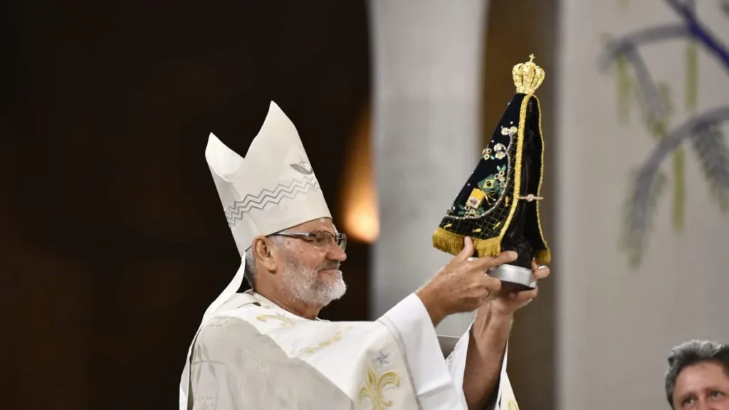 Imagem dom evaristo spengler ergue imagem de nossa senhora aparecida durante 2 dia da novena da padroeira 2025 do artigo Com Maria cuidar da vida em toda a criação