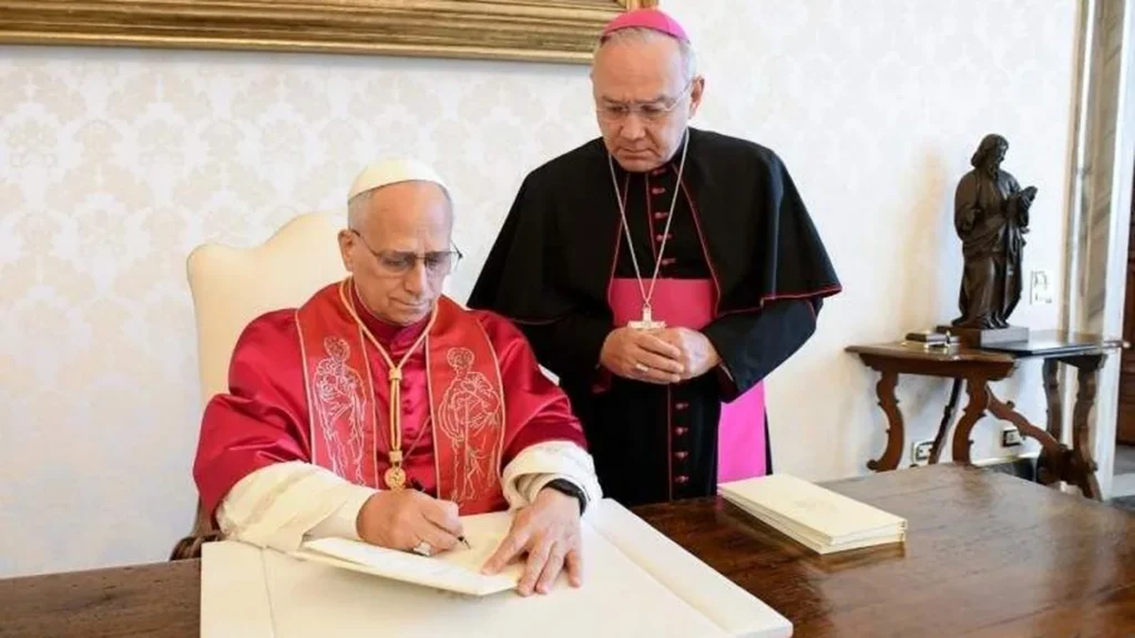 Imagem Papa Leao XIV assinando sua Exortacao Apostolica Dilexi te do artigo “Dilexi Te”: os pobres, centro da missão e da vida da Igreja