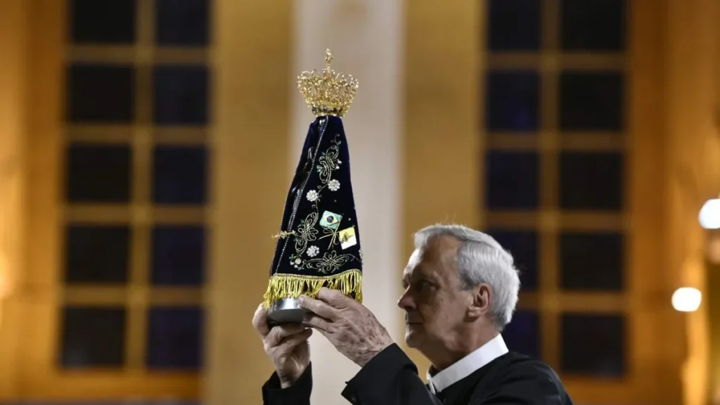 Imagem ir. jose mauro gil ergue a imagem da mae aparecida no 7 dia de novena solene do artigo O que aprendemos com os Redentoristas durante a Novena?