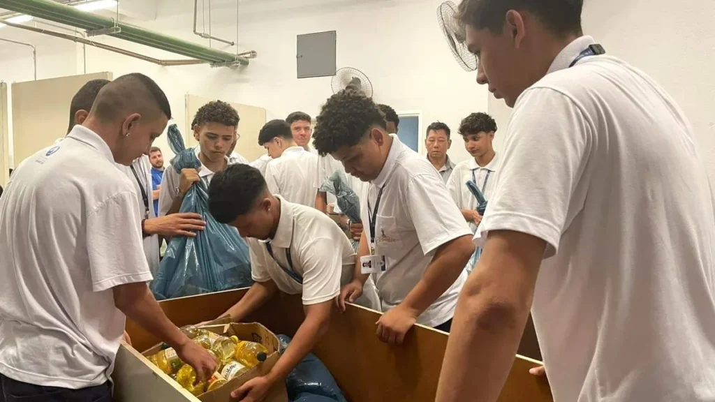 Imagem Entrega do Gesto Concreto do artigo Entidades sociais recebem Gesto Concreto da Novena da Padroeira