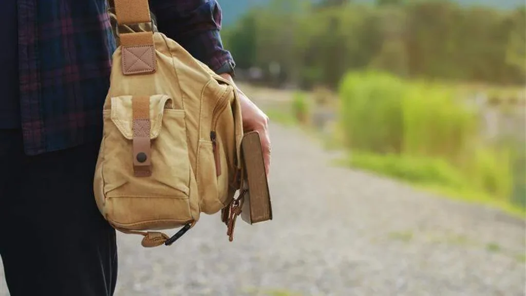Imagem Missionario segurando a biblia e caminhando do artigo Sinodalidade na prática da missão