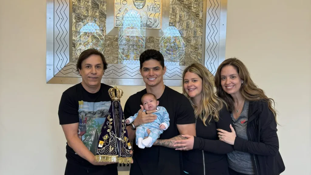Imagem Tom cavalcante em batizado da neta Antonella no Santuario Nacional do artigo Tom Cavalcante apresenta neta à Mãe Aparecida em visita ao Santuário Nacional
