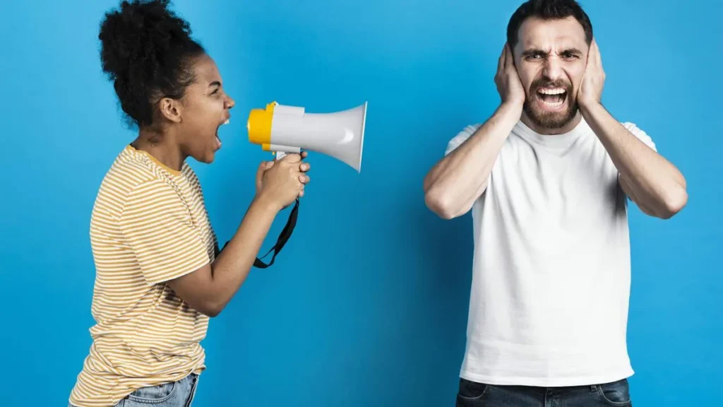 Imagem Mulher gritando com um megafone na direcao de um homem do artigo Como identificar e se defender de publicidade abusiva?