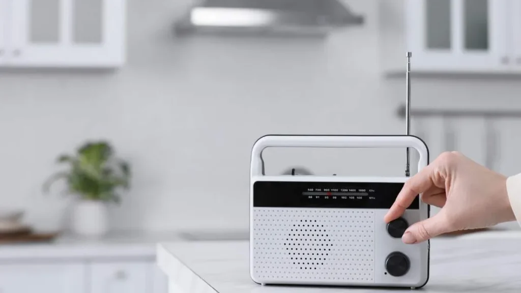 Imagem mulher aumentando volume do aparelho de radio do artigo Como o rádio se mantém relevante na Europa