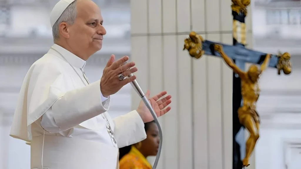 Imagem papa discursa em audiencia geral ao lado de uma cruz em 2025 do artigo Papa: "Cristo ressuscitado vence a tristeza do coração"