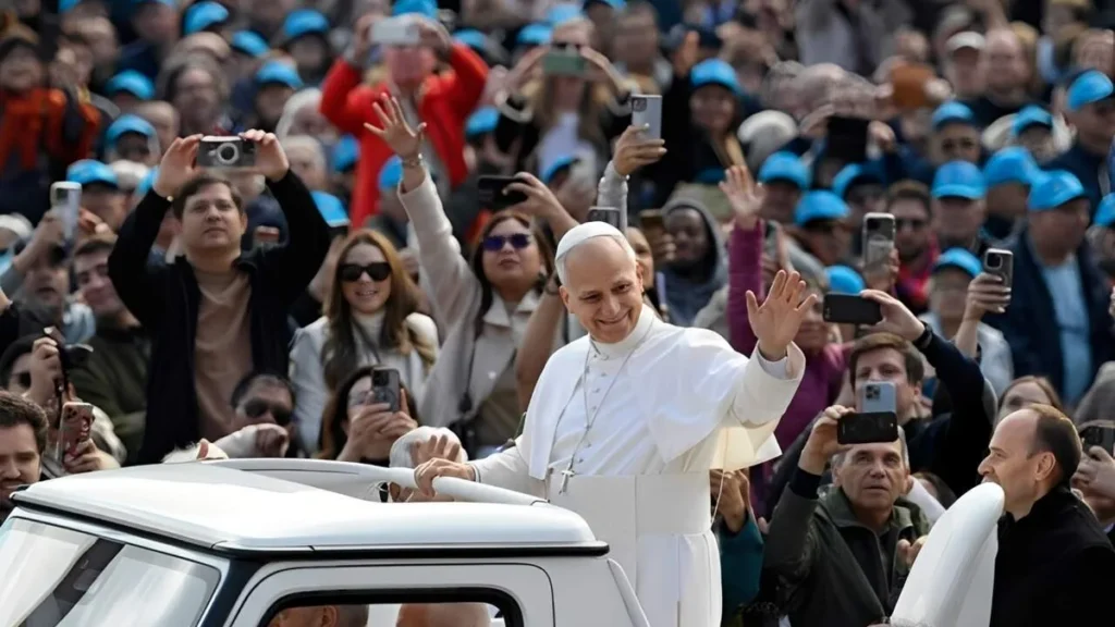Imagem papa leao xiv acena a fieis acima do papa movel durante audiencia geral 2025 do artigo Papa Leão XIV: “o amor é a base do diálogo e da paz”