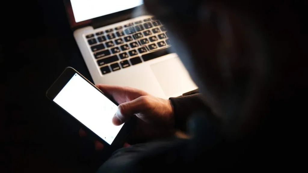 Imagem Homem usando computador para causar fraudes na internet do artigo Assessor de segurança orienta população a evitar golpes online
