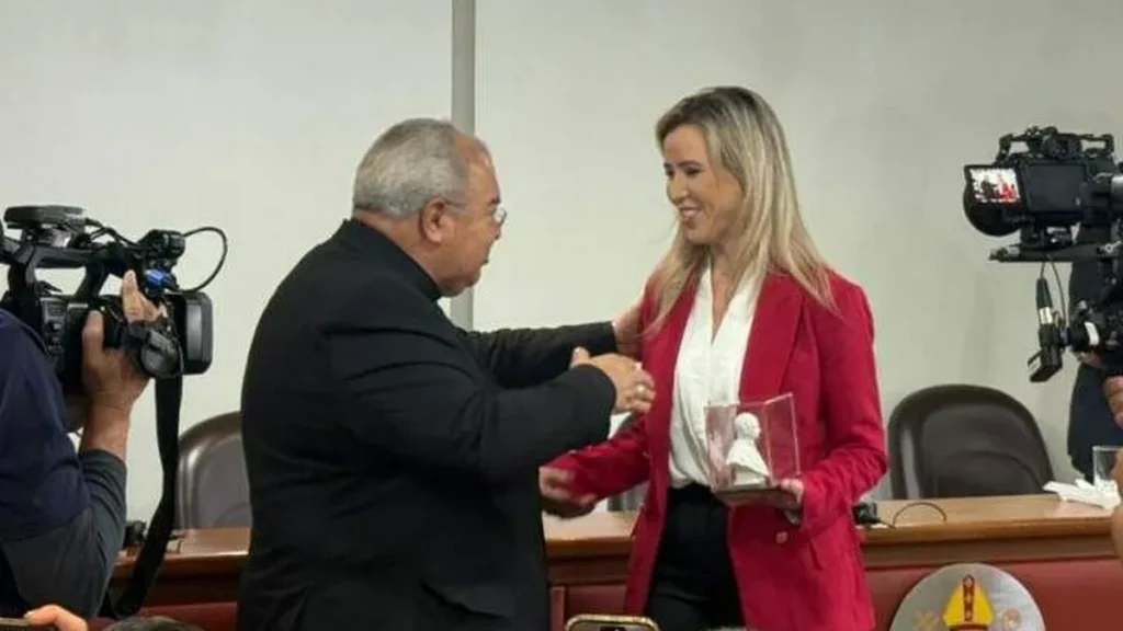 Jornalista recebeu os prêmios das mãos de Cardeal Orani Tempesta