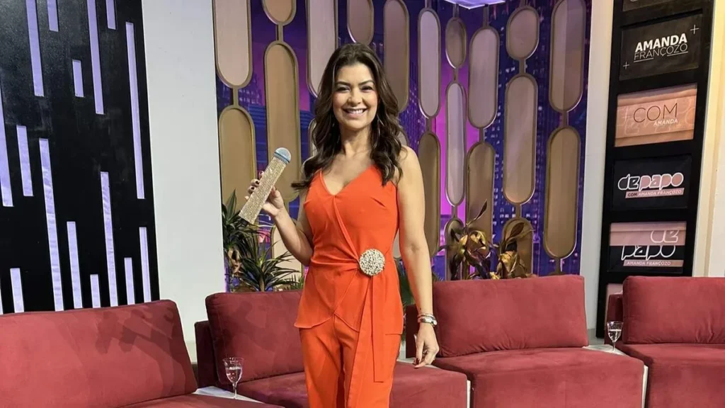Amanda Françozo recebe especialistas em seu programa para um bate-papo sobre etiqueta (Créditos: Cleyson Martins / TV Aparecida)