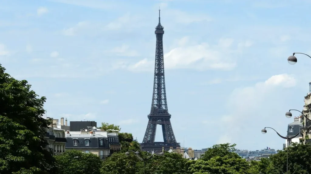 Imagem EXP 6 8 Reproducao TV Aparecida 2 do artigo "Expedições ao Sagrado" apresenta a história da Torre Eiffel