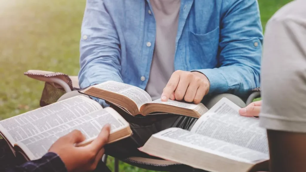 Imagem Mao na biblia do artigo Formação sobre sinodalidade para comunicadores católicos