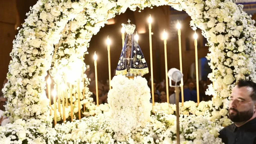 Carro andor com imagem de Nossa Senhora Aparecida