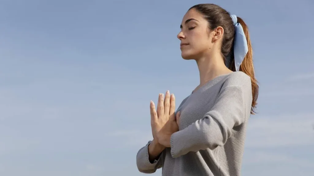 Imagem Mulher meditando do artigo Aprendendo a se tornar alguém mentalmente forte