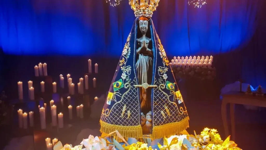 Imagem Nossa Senhora Aparecida no cenario manto de amor do artigo Conheça curiosidades sobre o manto de Nossa Senhora Aparecida