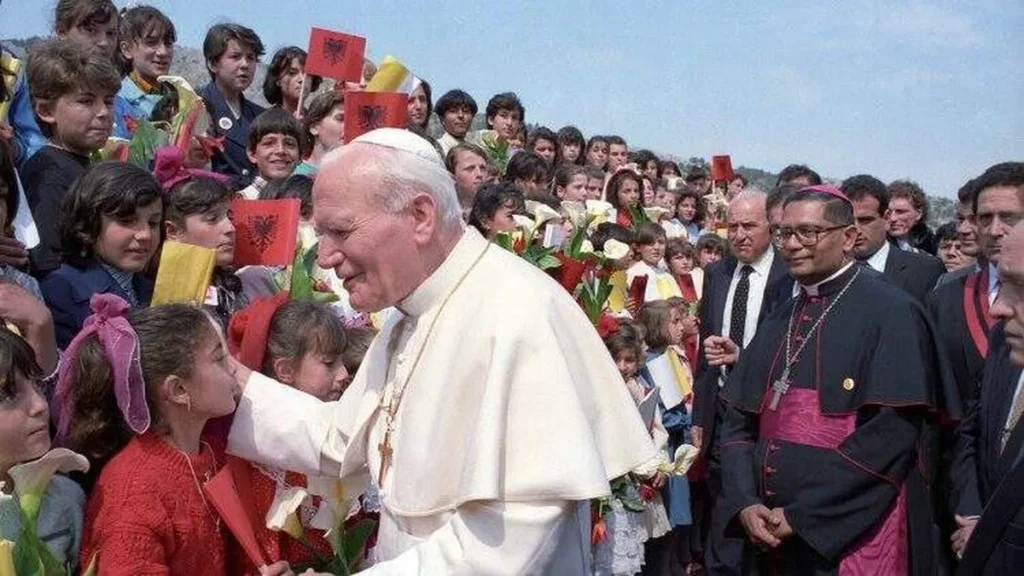 Imagem Papa Joao Paulo II acenando na JMJ do artigo São João Paulo II e o carisma redentorista