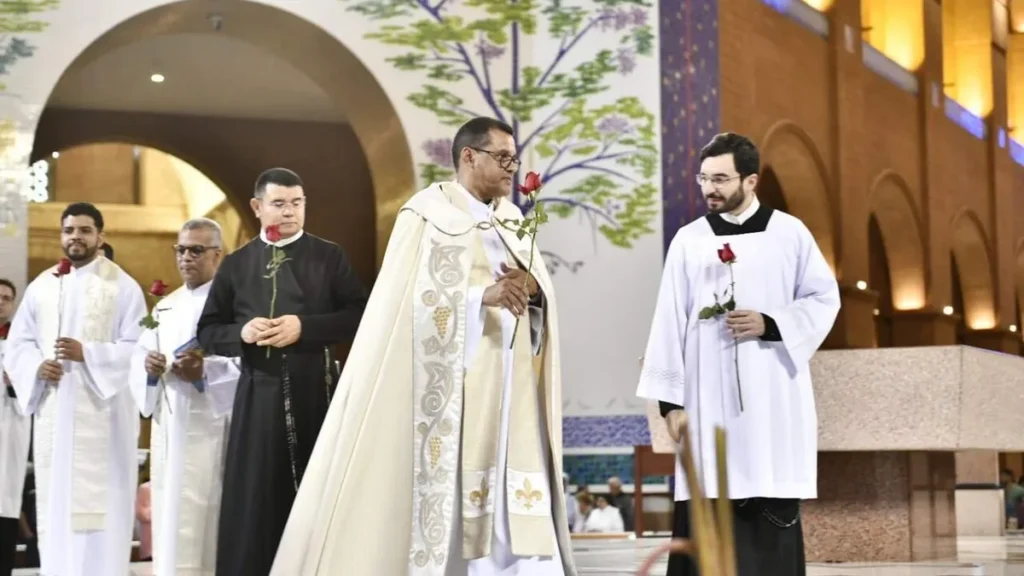 Imagem Pe. Edson oferece uma rosa a Maria do artigo Dom da Vida: o grande ato do amor de Deus