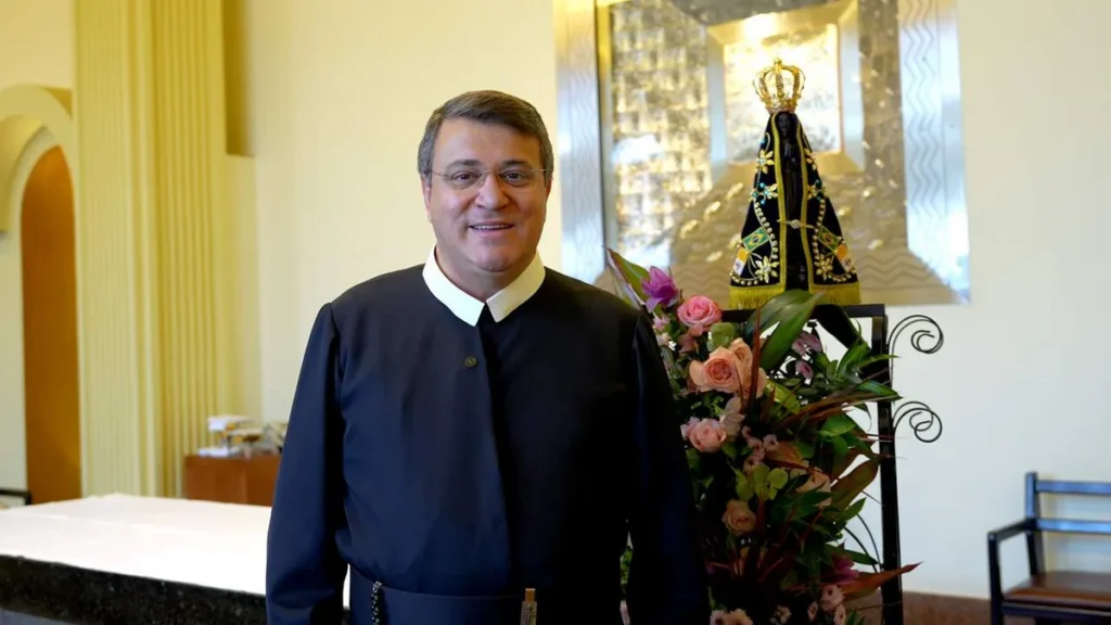 Pe. Marlos Aurélio ao lado da imagem de Nossa Senhora Aparecida