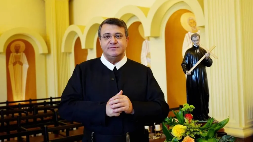 Pe. Marlos Aurélio ao lado da imagem de São Geraldo Majella