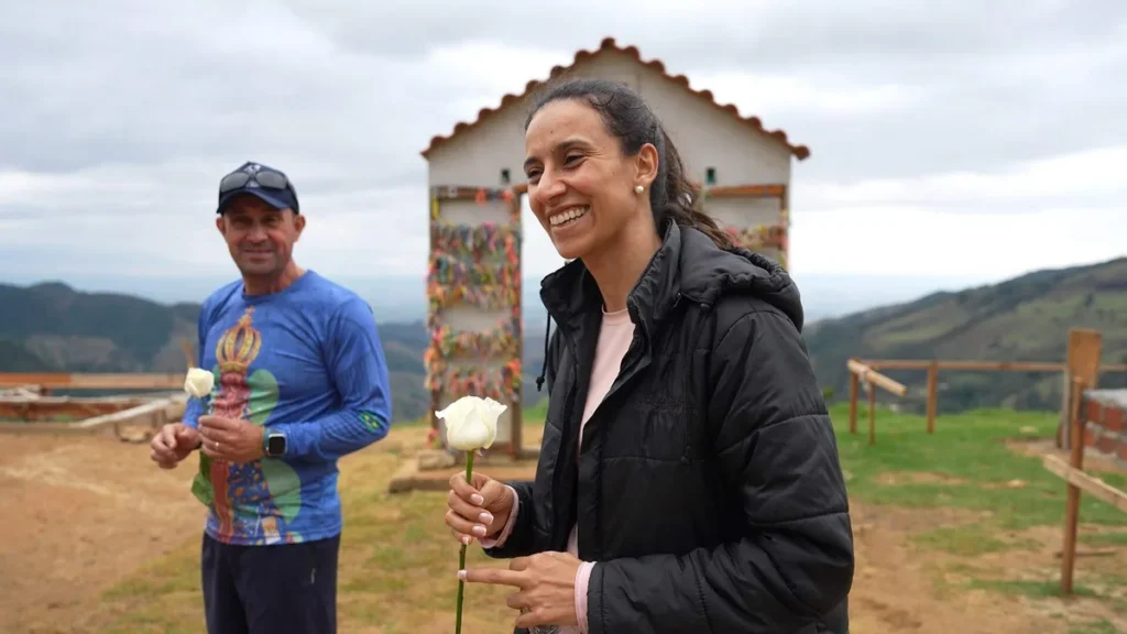 Imagem Peregrinos no Caminho da Fe do artigo Devotos recebem rosas de Nossa Senhora em romaria a pé