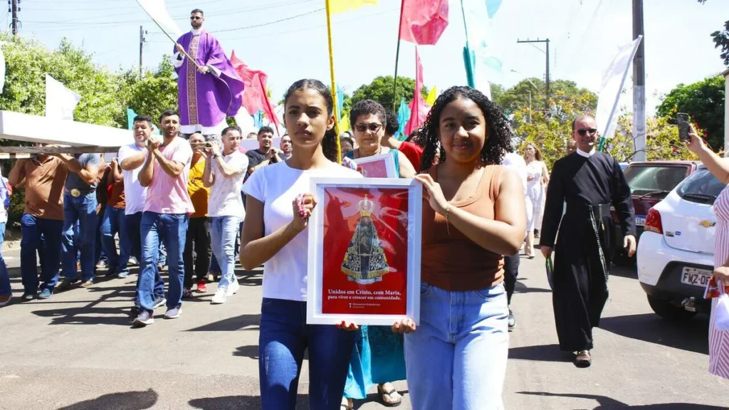 Quadro com o lema das Santas Missões Redentoristas "Unidos em Cristo, com Maria, para viver e crescer em comunidade."