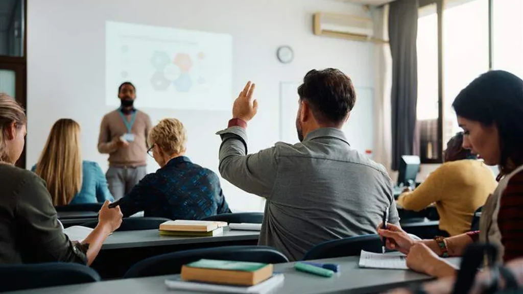 Imagem alunos e professor em uma sala de aula em faculdade do artigo Ensinar e aprender sob uma nova perspectiva didática