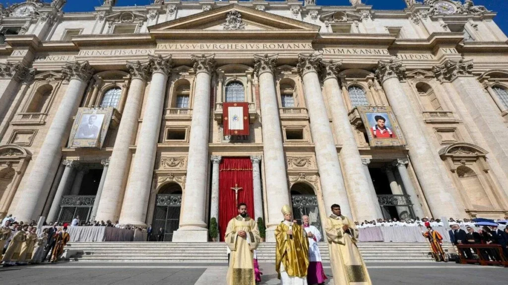 Imagem cerimonia de canonizacao de Pier Giorgio Frassati e Carlo Acutis do artigo A Canonização é garantia do “Estado de Graça”?