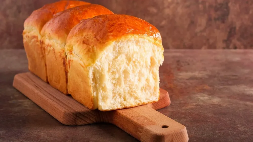 Imagem imagem de um pao em uma tabua de madeira do artigo O Pão de Cristo: tradição, partilha e fé que alimenta
