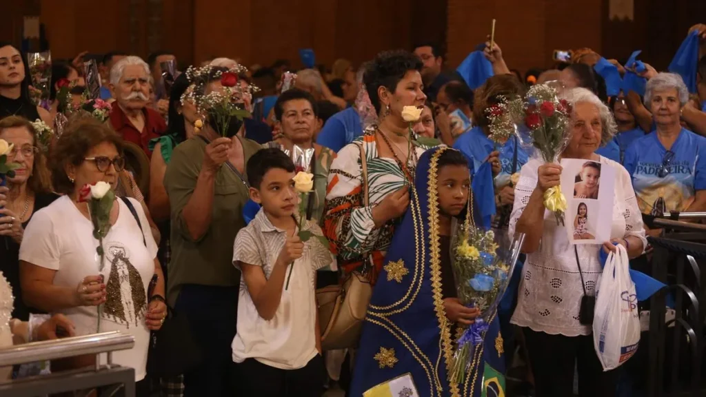 Imagem oferta das flores na Novena de 2024 do artigo Veja o simbolismo no gesto de ofertar flores à Nossa Senhora