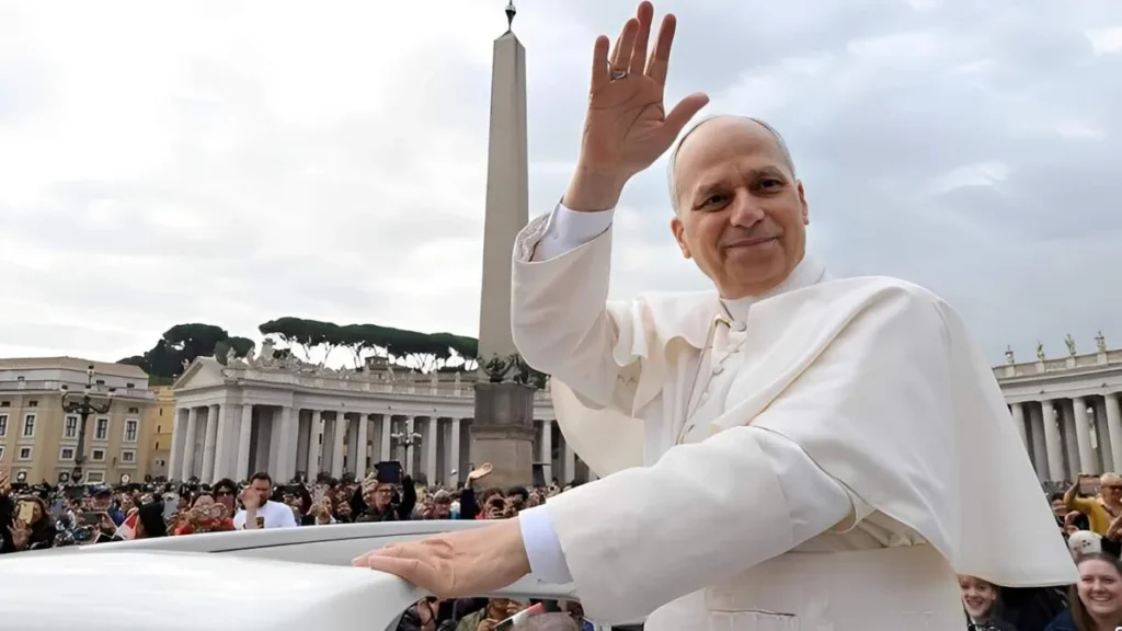 Imagem papa acena de um papamovel durante uma audiencia geral 2025 do artigo Veja como será a primeira viagem apostólica do Papa Leão XIV