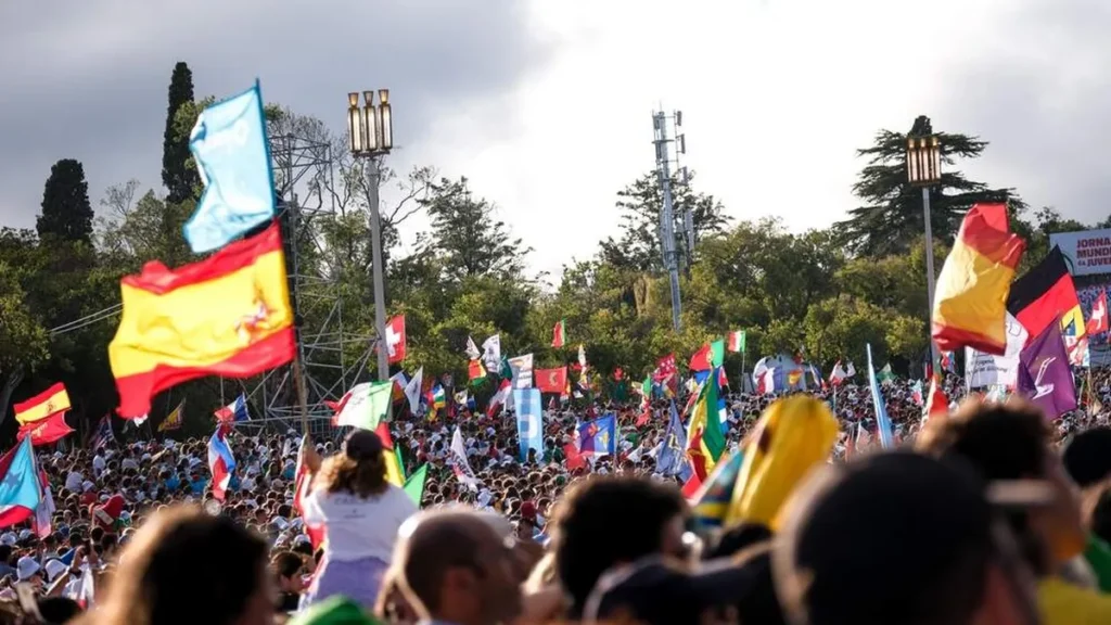 Imagem peregrinos na jmj lisboa 2023 do artigo Quando a JMJ iniciou e qual sua conexão com São João Paulo II?
