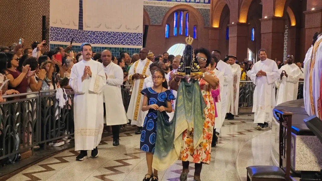 Imagem romeira entra com nossa senhora aparecida na procissao de entrada na 29 romaria das comunidades negras em 2025 do artigo 29ª Romaria das Comunidades Negras celebra a esperança