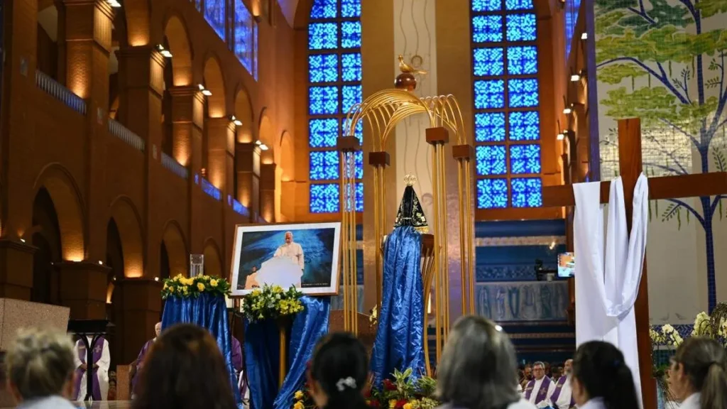 Imagem gesto simbolico ligado a Laudato si em missa no santuario em novembro de 2025 do artigo Santuário Nacional celebra Finados com gesto da Laudato Si’