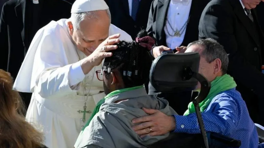 Imagem papa leao xiv toca a cabeca de devoto em cadeira de rodas em audiencia geral 2025 do artigo Papa: “Ressurreição é remédio para as fragilidades humanas”