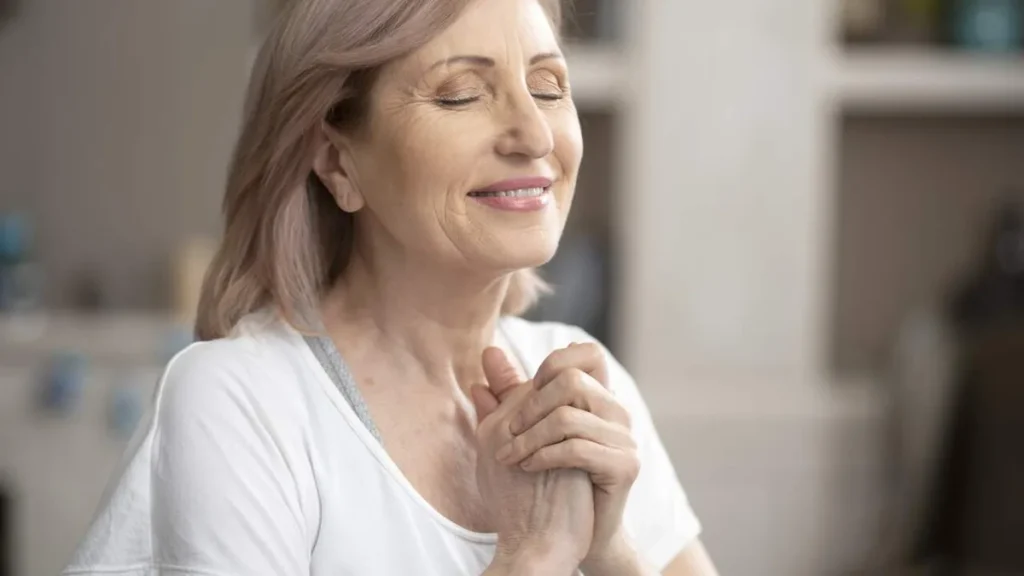 Imagem Mulher sorrindo mesmo estando na menopausa do artigo É possível ser feliz na menopausa?