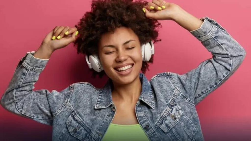Imagem mulher com os bracos pra cima feliz e dancando do artigo O Brasil em Canções: uma viagem pela alma musical do país