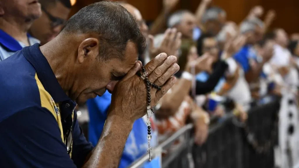 Imagem homem rezando na romaria do terco dos homens do artigo Participe da 18ª Romaria Nacional do Terço dos Homens