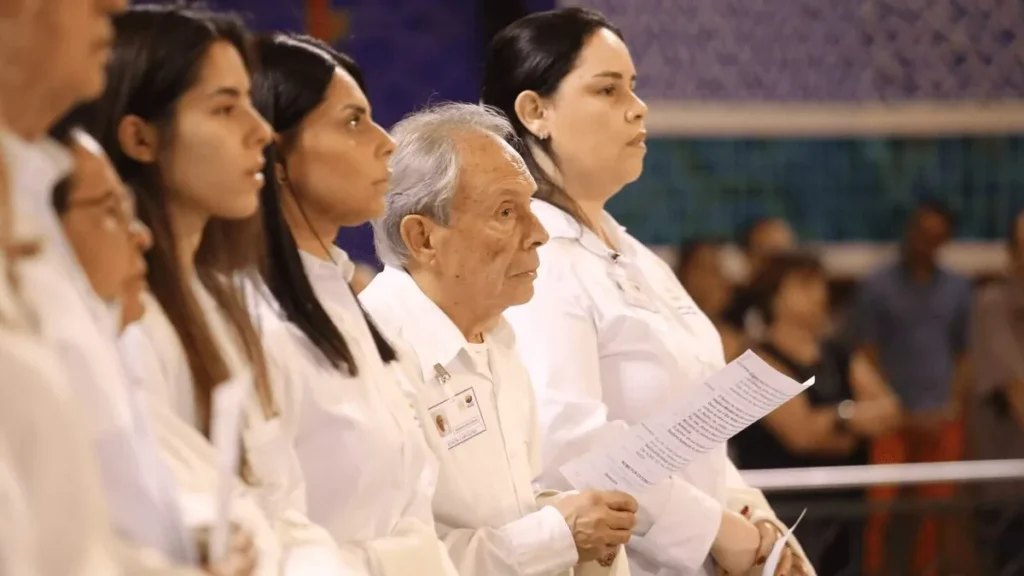 Imagem leitores na missa se preparam para fazerem a leitura Proclamar a Palavra na Missa do artigo Proclamar a Palavra na Missa: o que todo leitor precisa saber