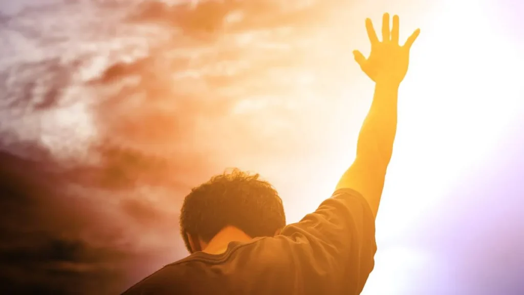 Imagem oracao jovem com as maos para o ceu do artigo Aprenda e reze a oração a Jesus Cristo, Rei do Universo