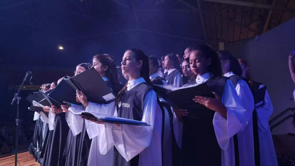 Imagem Criancas cantando em coral de aparecida do artigo Dia do Músico: canções para viver o dia com espiritualidade
