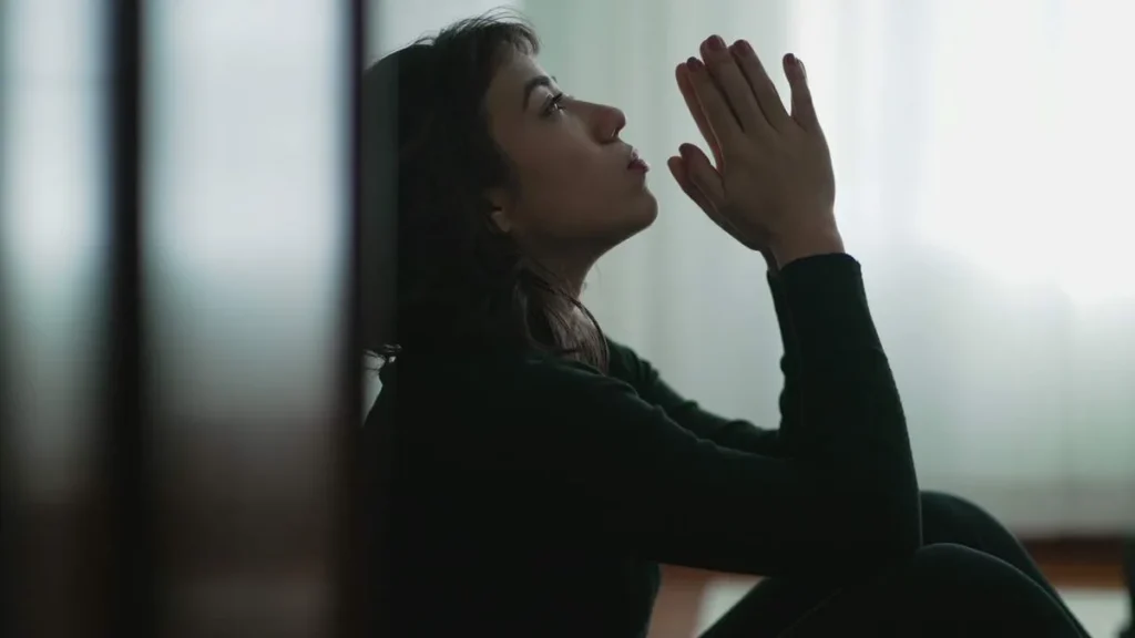 Imagem depressao mulher triste rezando do artigo Aprenda agora uma oração de súplica contra a depressão