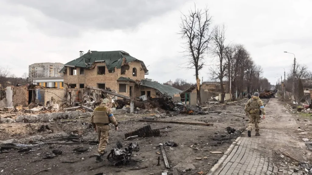 Imagem guerra ucrania e russia escombros casas devastadas do artigo Como a guerra na Ucrânia devasta crianças e mobiliza a Igreja