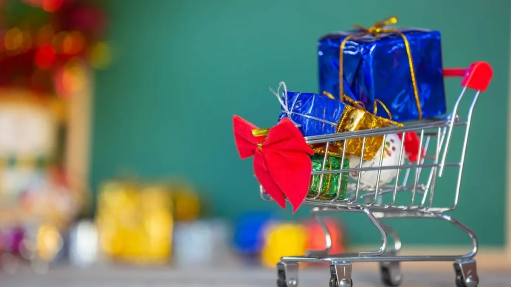 Imagem Carrinho de compras com presentes representando o comercio de natal do artigo ACEG lança campanha de Natal em Guaratinguetá