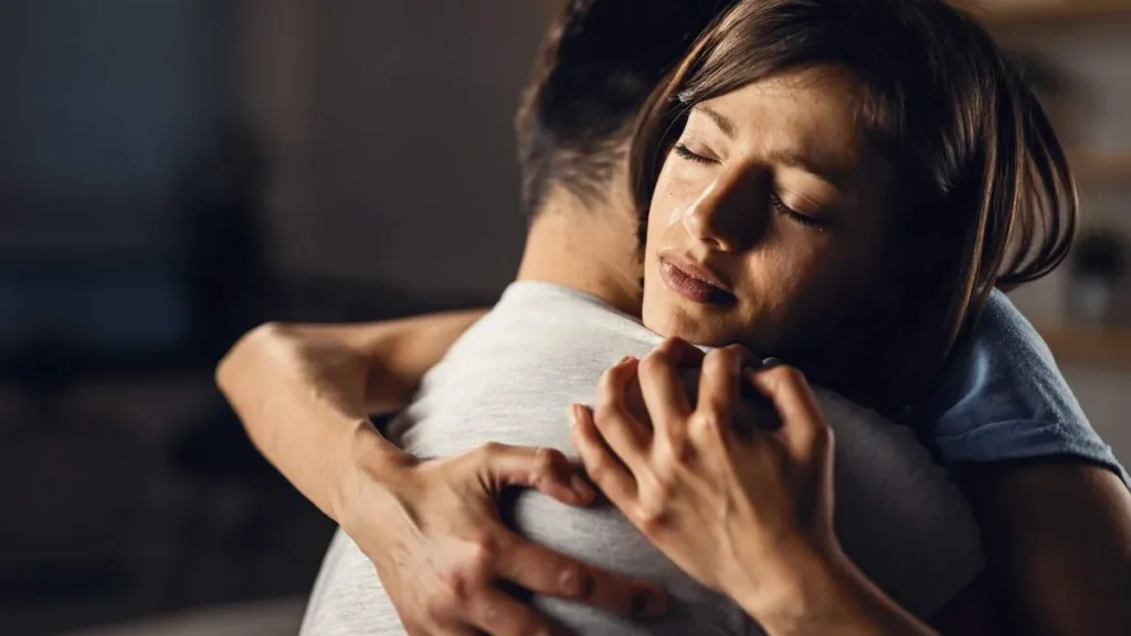 Imagem Mulher abracado o namorado com ciumes do artigo Ciúmes: quando o amor se confunde com posse