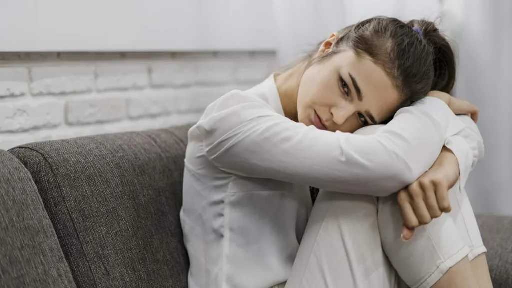 Imagem Mulher com ansiedade olha para o nada do artigo Ansiedade: sinais que não podemos ignorar