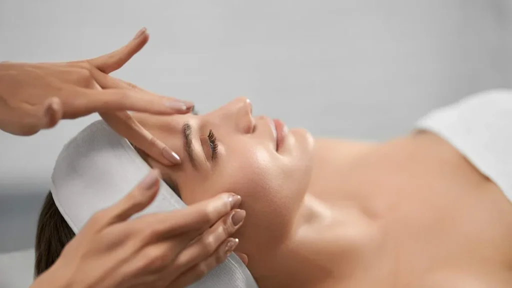 Imagem Mulher fazendo procedimento estetico no rosto do artigo A estética como aliada para sentir-se bem na própria pele