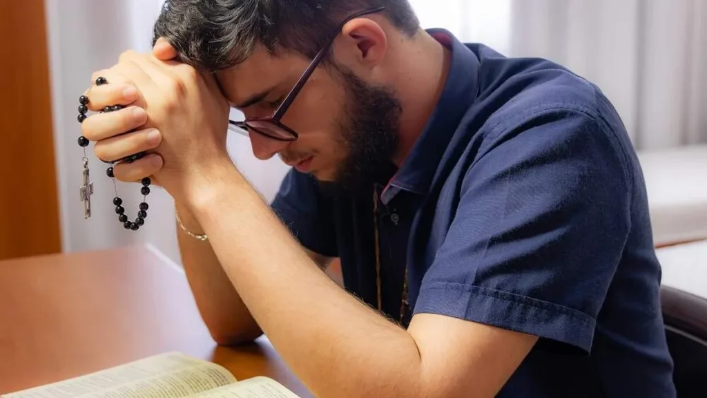 Seminarista Everton em atitude de oração