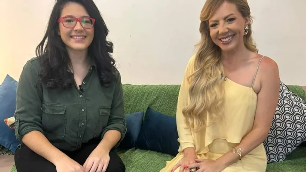 A maestrina Giovanna Elias relata sua trajetória para Abiane Souza (Crédito: Produção TV Aparecida)