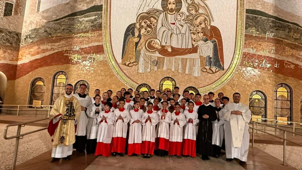 Imagem coroinhas e cerimoniarios e redentoristas diretores espirituais na fachada sul com imagem de nossa senhora do artigo Coroinhas e cerimoniários do Santuário celebram Jubileu