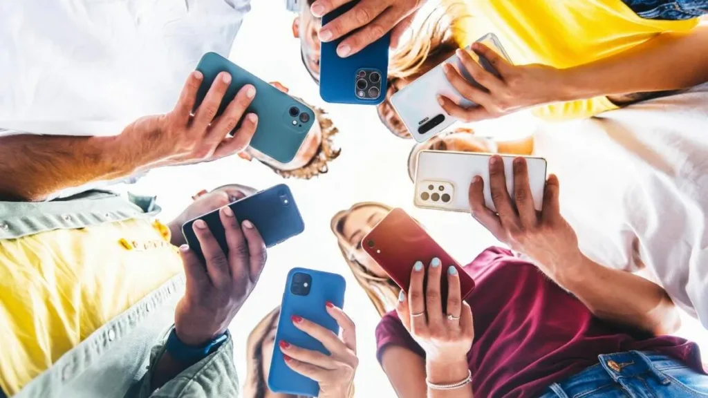 Imagem jovens da geracao z mexendo no celular do artigo Geração Z e os novos protestos globais nas redes sociais